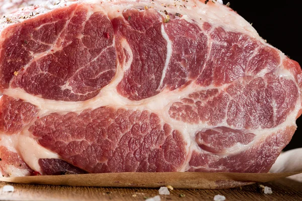 Foto da vicino di carne cruda. Collo di maiale con erbe — Foto Stock