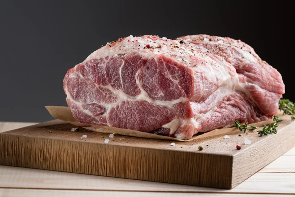 生肉の写真。ハーブと豚肉の首 — ストック写真