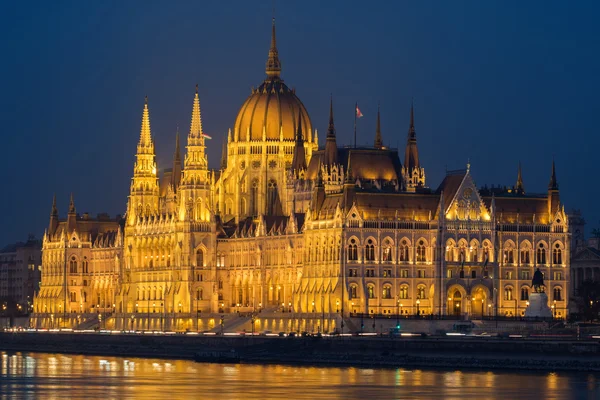 Parlamentsgebäude in Budapester Innenstadt nachts beleuchtet — Stockfoto