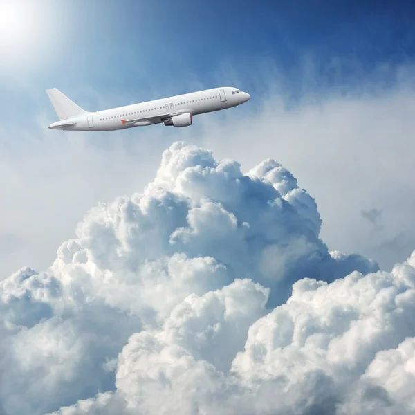 Avião voando através de nuvens de tempestade dramáticas — Fotografia de Stock