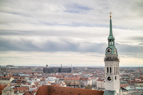 Widok na miasto Monachium z kościoła St. Peters na pierwszym planie. — Zdjęcie stockowe