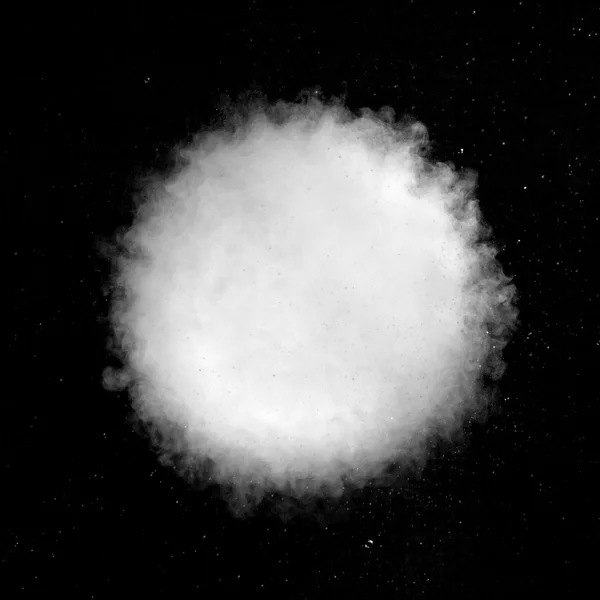 黒に分離された白い煙爆発 — ストック写真
