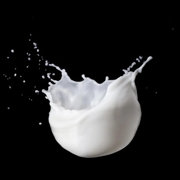 Melk splash geïsoleerd op zwart — Stockfoto