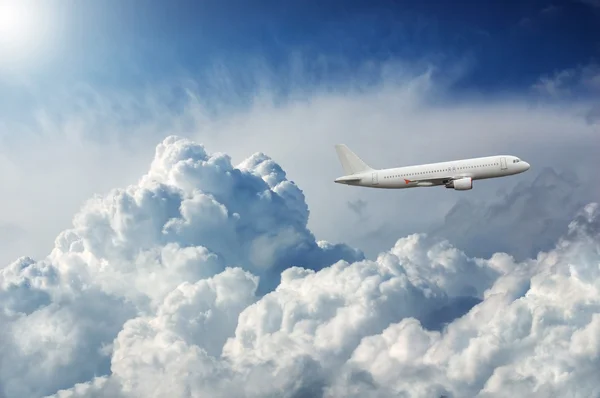 Avião voando através de nuvens de tempestade dramáticas — Fotografia de Stock