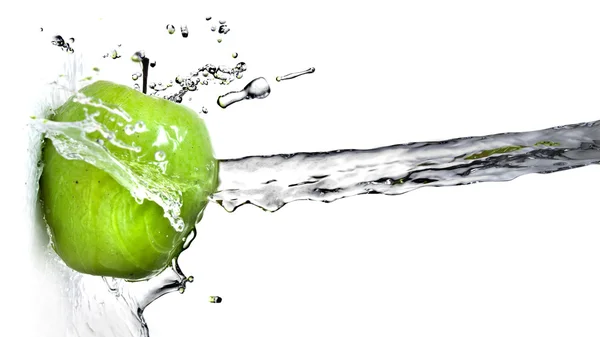 Zoet water splash op groene appel geïsoleerd op wit — Stockfoto