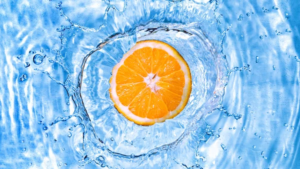 Fresh orange dropped into water — Stock Photo, Image