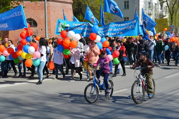 La manifestación dedicada a la celebración el 1 de mayo. Tyumen, Russi — Foto de Stock