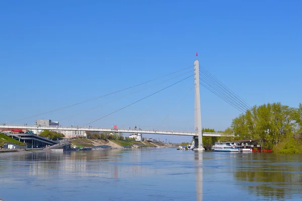 The pedestrian cable-stayed bridge on the Tura River in the city — Stock Photo, Image