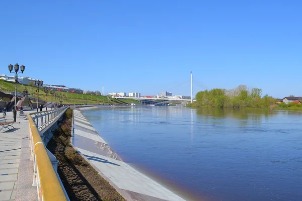 Inundación primaveral del terraplén en la ciudad de Tyumen, Rusia . — Foto de Stock