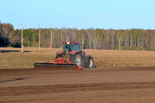 Campaña de siembra en los campos de la región de Tyumen, mayo de 2016 . — Foto de Stock