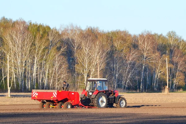 Campanha de semeadura em campos da região de Tyumen, maio de 2016 . — Fotografia de Stock