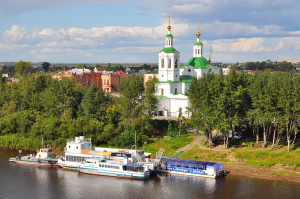 Voznesensko-Iglesia de San Jorge y barcos en el amarre en el — Foto de Stock