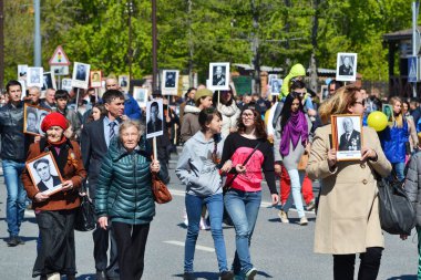 9 Mayıs 2016 üzerinde zafer günü geçit töreni. Ölümsüz alayı. Tyumen, Rusya Federasyonu