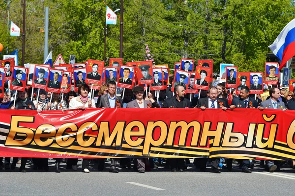 Défilé le jour de la victoire le 9 mai 2016. Un régiment immortel. Tioumen, Russie — Photo