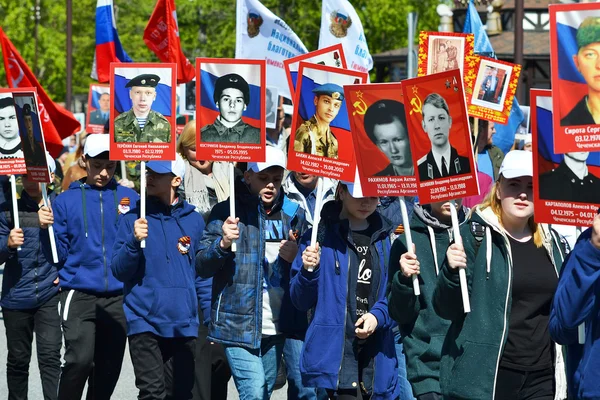 Desfile en el Día de la Victoria el 9 de mayo de 2016. Regimiento inmortal. Tyumen, Rusia —  Fotos de Stock