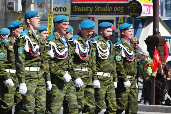 Desfile en el Día de la Victoria el 9 de mayo de 2016. Tyumen, Rusia . —  Fotos de Stock