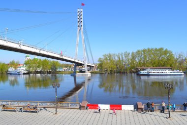 Tyumen, Rusya, Mayıs, 2018: Peshekhodny köprü ve Tura nehir gemisinde 