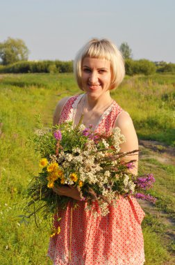 Bir buket çiçegi güzel kadın içeri girer 