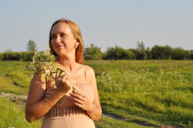 Bir buket çiçegi güzel kadın içeri girer 