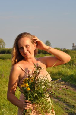 Bir buket çiçegi güzel kadın içeri girer 