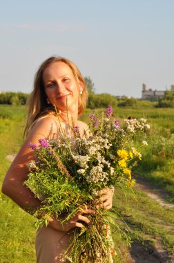 Bir buket çiçegi güzel kadın içeri girer 