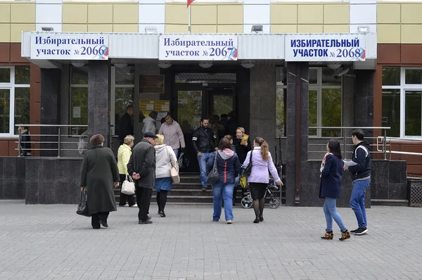 People have come to the polling precinct to the election day — Stock Photo, Image