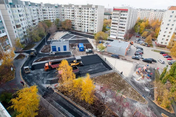 Tyumen Rússia Setembro 2020 Colocação Pavimento Pátio Edifícios Residenciais — Fotografia de Stock