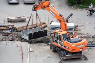 Tyumen, Rusya, 12 Haziran 2020: Eski paslı su borularını yenileriyle değiştirmek