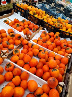 Tyumen, Rusya, 19 Aralık 2020: Süpermarkette taze meyve dolu kutular