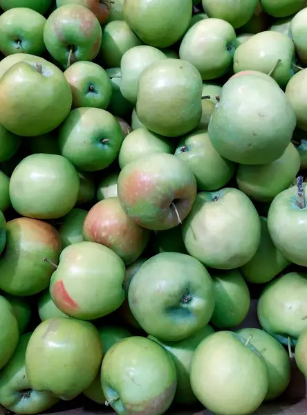 Süpermarkette taze elmalı kutular