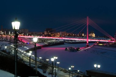 Rusya 'nın Tyumen seti üzerindeki yaya köprüsü, geceleyin, kışın.
