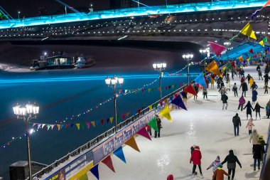 Tyumen, Rusya, 27 Aralık 2020: Gece, kış mevsiminde şehir buz pateni pisti