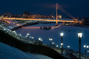 Rusya 'nın Tyumen seti üzerindeki yaya köprüsü, geceleyin, kışın.