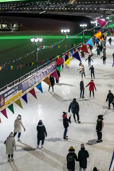 2020年12月27日ロシア ティメン市 冬の夜に堤防上の都市スケートリンク — ストック写真