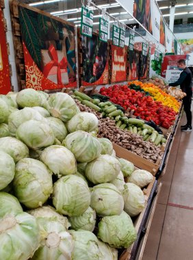 Tyumen, Rusya, 19 Aralık 2020: Süpermarkette taze sebzelerle dolu kutular