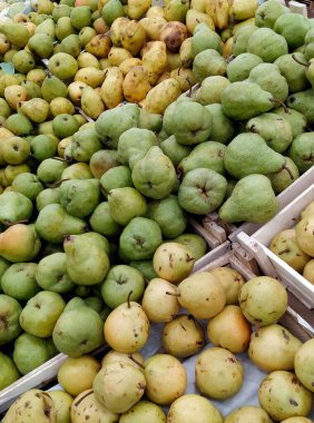  Süpermarkette taze armut dolu kutular.