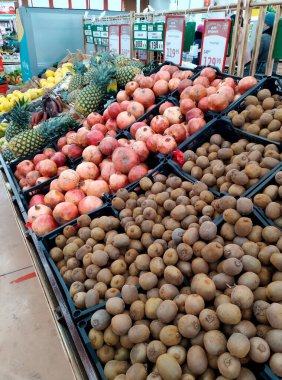 Tyumen, Rusya, 19 Aralık 2020: Süpermarkette taze meyve dolu kutular