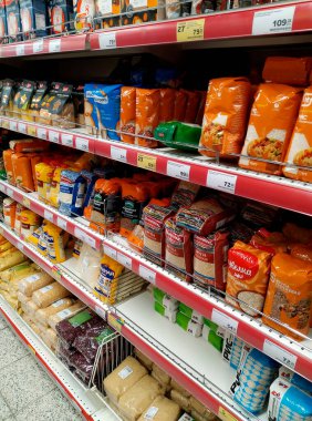 Tyumen, Rusya, 27 Aralık 2020: Süpermarkette çeşitli tahıllı raflar