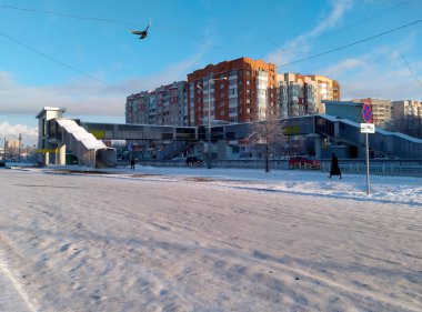 Rusya 'nın Tyumen kentindeki otoyolun üzerinde yaya geçidi.
