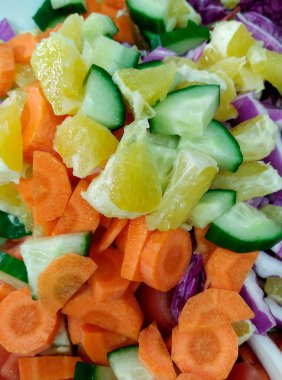 Taze sebze ve meyve salatası.