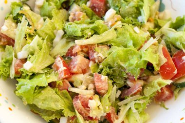 Tabakta taze sebze salatası.