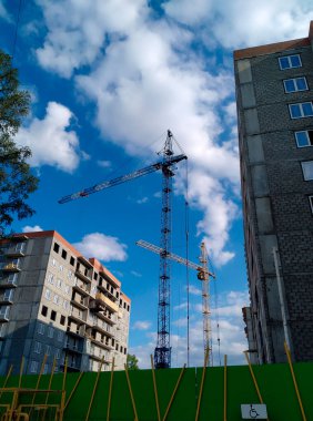 Construction of a monolithic brick multi-storey building