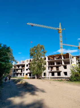 Construction of a monolithic brick multi-storey building