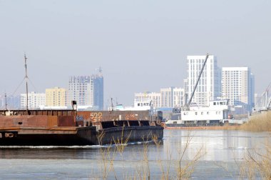 Tyumen, Rusya, 22 Nisan 2021: Özel bir marina ve Tyumen, Rusya 'da yeni bir yerleşim kompleksinin inşası