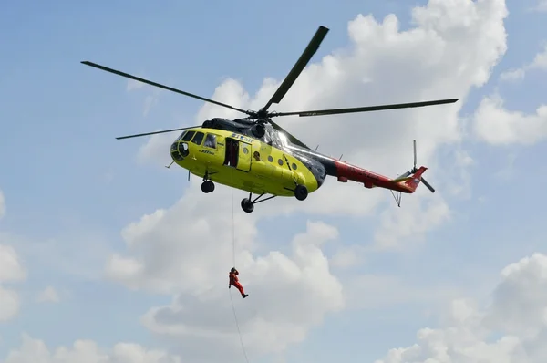 Den gula mi-8-helikoptern hängde med dörren öppen. landning av — Stockfoto