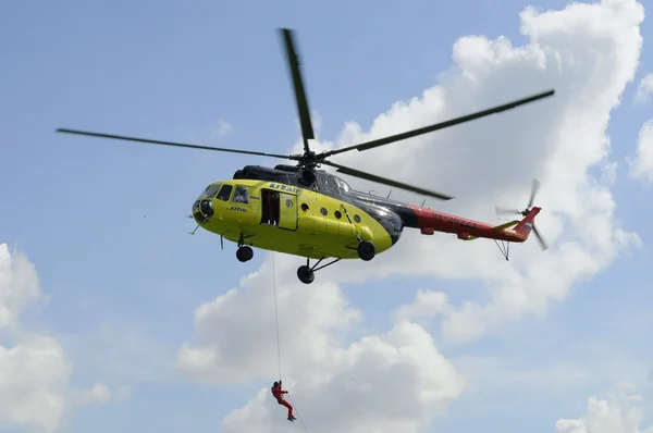 El helicóptero amarillo MI-8 colgado con una puerta abierta. Desembarque de —  Fotos de Stock