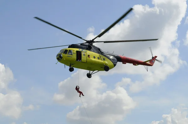 L'elicottero giallo MI-8 era appeso con una porta aperta. Atterraggio di — Foto Stock