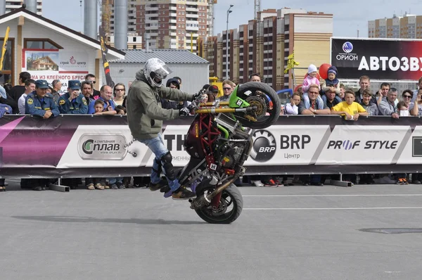 Autofestival 2014, actuación del motociclista . —  Fotos de Stock