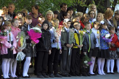 Tyumen, Rusya, 1 Eylül 2018: öğrencilerin okul bahçesinde ciddi bir cetvel