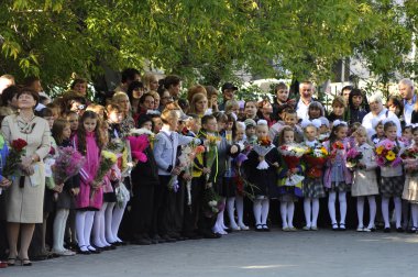 Tyumen, Rusya, 1 Eylül 2018: öğrencilerin okul bahçesinde ciddi bir cetvel
